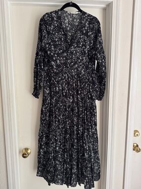 Zara Black and White Floral V-Neck Long Sleeve Maxi Dress small